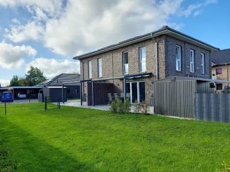 NEW! modern, high-quality, central apartment, with sauna, garden, wallbox in Burhave