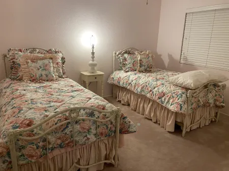 Beautiful home centrally located for business and vacation Отели в г. Глендора