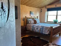 The Walden House; cozy strawbale 3-bedroom home with fitness room & Hot Tub. Hotels in Jackson County