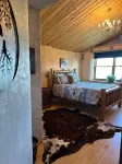 The Walden House; cozy strawbale 3-bedroom home with fitness room & Hot Tub.