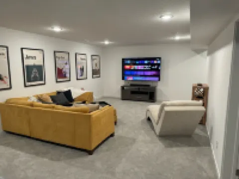 NEW Near UNI Modern Spotless Townhome