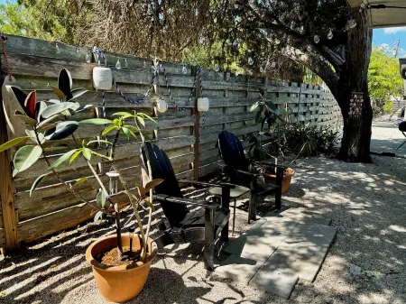 Charming Longboat Key Bungalow with Beach Access Minutes away… Отели рядом с достопримечательностью «Longboat Key»