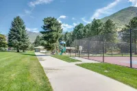 4 BEDROOM SKI RETREAT 3000 SQFT W/PRIVATE HOT TUB / SUPER CLOSE TO SKI RESORTS