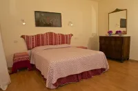 Peace, relaxation and privacy in the Lucca countryside. Swimming pool and air conditioning. Hotels near Parrocchia Dei Ss. Maria Assunta e Jacopo Maggiore di Lammari