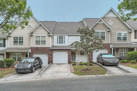 King Bed-Family Friendly Townhome in University Area Отели рядом с достопримечательностью «Университет Северная Каролина в Шарлотт»