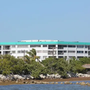 Oceanfront Property in Kawama Tower with Elevator, Lagoon and 2 Heated Pools