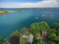 Bay-View. Waterfront Log cabin on the bay. Pet Friendly.