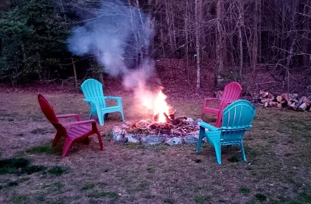 Eclectic Apartment- 2-4 friends- Family centered. Safe Neighborhood