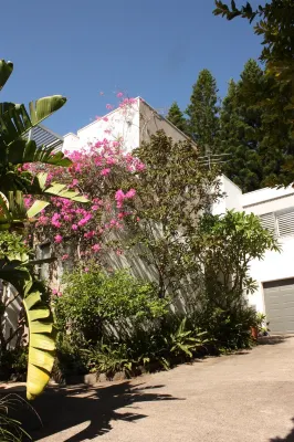 Hideaway apartment in bustling beachside suburb, short walk to city attractions