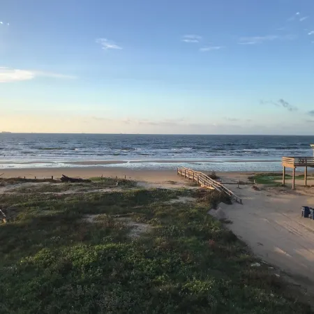 3-bedroom house in charming Surfside Beach with AC, WiFi