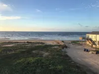 3-bedroom house in charming Surfside Beach with AC, WiFi