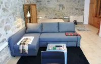 Studio apartment in a Basque country house with views of the garden.