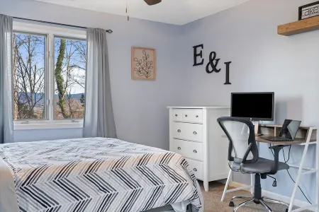 Beautiful Home with Gamers Paradise Game Room! Отели рядом с достопримечательностью «Массанаттен Индур Уотерпарк»