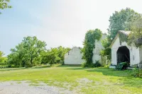 Charming 2-Bedroom Cottage in Loudoun Co, VA on 12 Gorgeous Acres w/ 2-Acre Pond - Country Houses