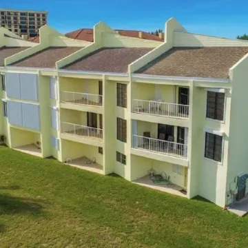 Cozy beach condo steps away from the beach!