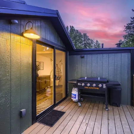 Stylish 2-bedroom Cabin with Breathtaking Mountain Views + Hot Tub