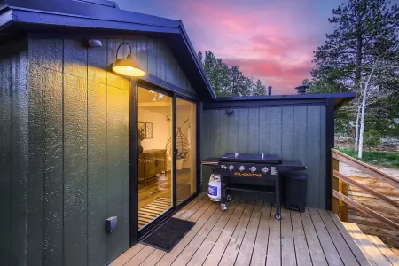 Stylish 2-bedroom Cabin with Breathtaking Mountain Views + Hot Tub