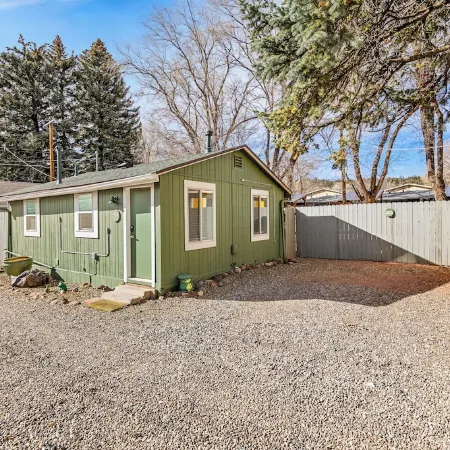 Downtown Green Gable Bungalow with AC, Fully Fenced Yard, W/D, 2 Smart TVs, WiFi