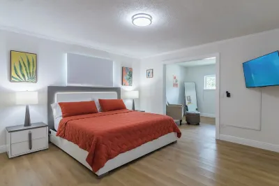 Modern 4 Bed 2 Bath home with a pool, King bed sleeps 10 in Orlando close to UCF Hôtels à proximité de : Spectrum Stadium