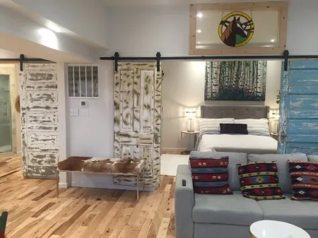 Sleep & Stay where Wild Bill Hickock and Calamity Jane played cards Отели в г. Ред Лодж