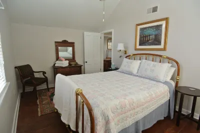 Circa 1810 Home - Downtown New Bern Historic District - 2 BRs with King Beds