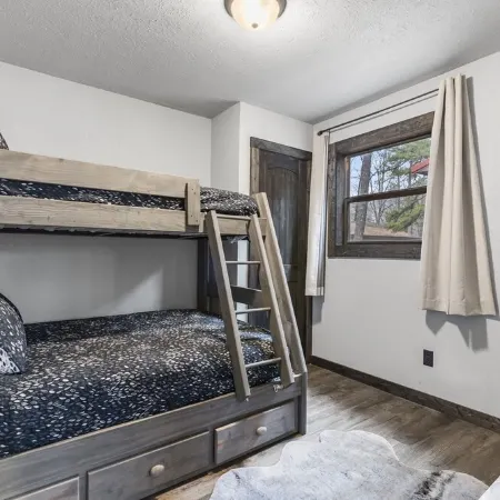 Bluebird Cottage - Hot Tub - Pool - Coffee - Fire Pit - less than 1 mile to SDC!