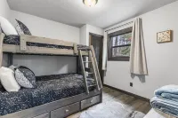 Bluebird Cottage - Hot Tub - Pool - Coffee - Fire Pit - less than 1 mile to SDC!