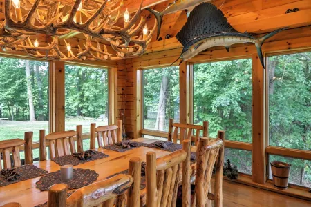 NEW! FOLEY'S LOG CABIN with Hot Tub