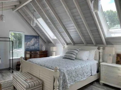Beautiful Large Sun-drenched Artist Loft Studio Hotels near Walgreens