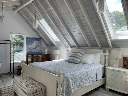 Beautiful Large Sun-drenched Artist Loft Studio Отели рядом с достопримечательностью «сквер Уан»