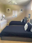 Waterfront updated 3 Bedroom Townhome on Quiet Cove, sleeps 10 fully furnished. Hotels near Christ Church
