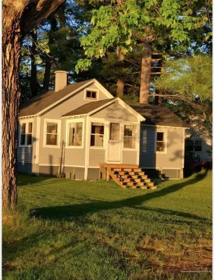Cozy Cottage on Togus Pond Hotels near Lithgow Public Library