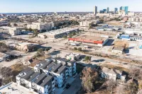 Modern Fort Worth Townhome 2 bedroom 2.5 bath - Comfortable Stay