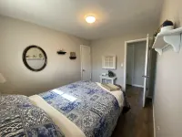 Cozy cottage with lake view! 20 min from Cedar Point, Kalahari, & Sports Force!