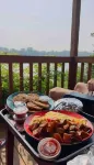 Affordable Cozy Cedar Cabin Overlooking the River - petit déjeuner