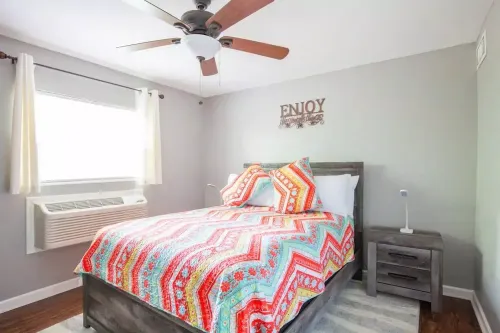 Quaint Gem Apt~Close to Downtown~Queen Bed