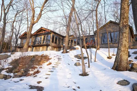 Modern Comfort Meets Nature  -Private Dock, Fire Pit & Detached Sleep Cabins