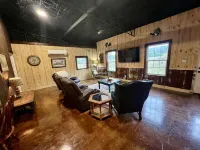 Spacious barndominium on scenic farmland. 5 miles from Guntersville boat ramp! Hotels in Blount County