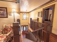 Private 14-Acre Mountain Estate - 3 Guest Homes - Ideal for Groups Hotels in Mars Hill