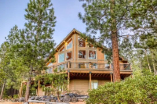 Lodge Style Cabin nr Crater Lake w Mountain Views