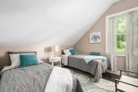 Stunning downtown beauty - minutes from all Indianapolis has to offer! Hotel dekat Crossroads Bible College
