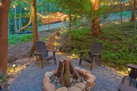 2 Bedroom Cabin in DuPont State Park with Loft, Hot-Tub, and Sauna(Read Rules) Отели рядом с достопримечательностью «Fred W. Symmes Chapel»