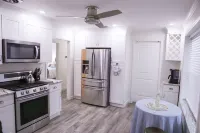 Modern pet-friendly home 5 minutes from Okaloosa Island and beach.