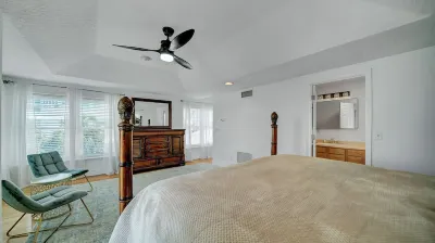 Oceanside Getaway 1 block from beach - up to 10% off!