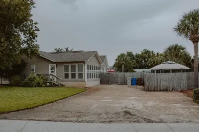 Beautiful 5bd/3ba in Gulf Breeze, Heated Private Pool & Pet Friendly! 쇼라인 파크 파빌리온 주변 호텔