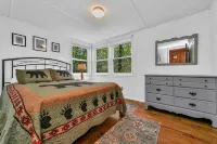 Buck's Cabin near Brevard, NC  Dog Friendly Wood stove, mtn views in forest.