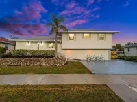 Resort-Style Waterfront Villa; Spa, Kayaks, Sauna, Heated Pool, Arcade, Golf