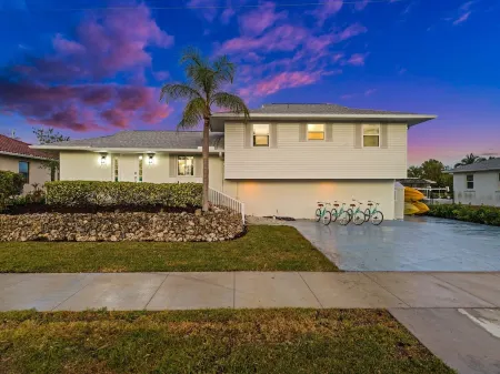 Waterfront, Spa, Kayaks, Sauna, Heated Pool, Arcade, Mini Golf, Fire Pit, Bikes