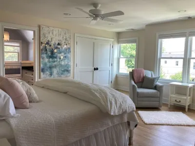 Cozy Cottage w/Lighthouse Views - Private Beach - Dedicated Office Hotel dekat New London Harbor Lighthouse
