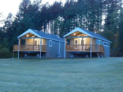 Shellrock Cabin with Columbia River View Hotels near Maple Leaf Events